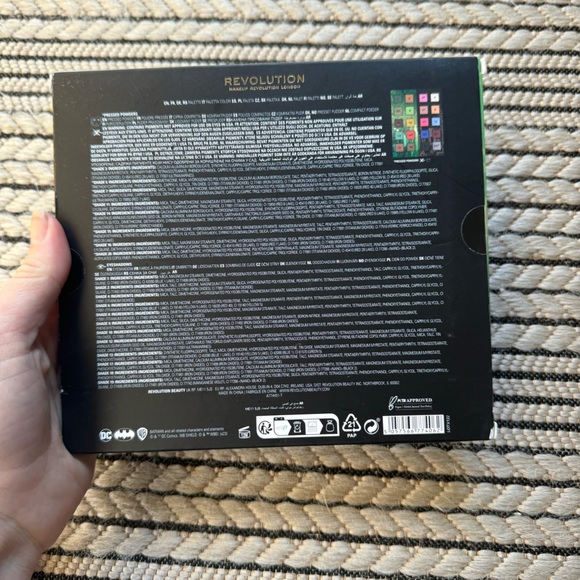 Makeup Revolution DC Poison Ivy & Harley Quinn Eyeshadow Pallette & Lip Kits - Picture 2 of 16